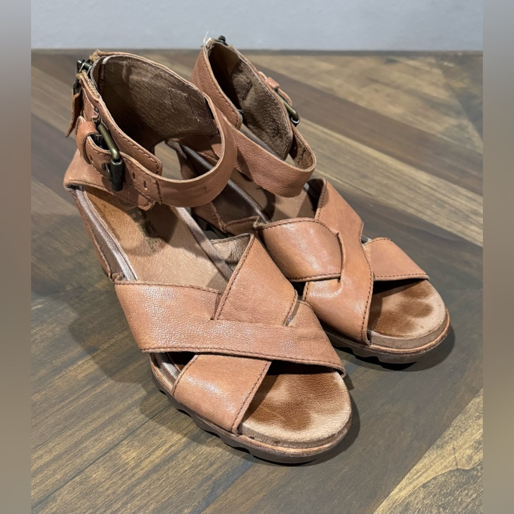 Sorel Womens Joanie Leather Sandals Sz 9 Wedge Tan Zip Ankle Buckle Strap Logo